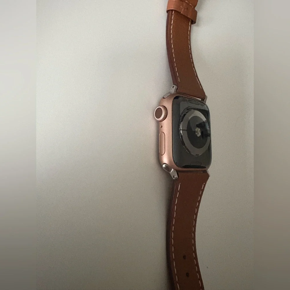 Rose Gold Apple Watch Series 5 40mm GPS with Two Bands + Charging cable